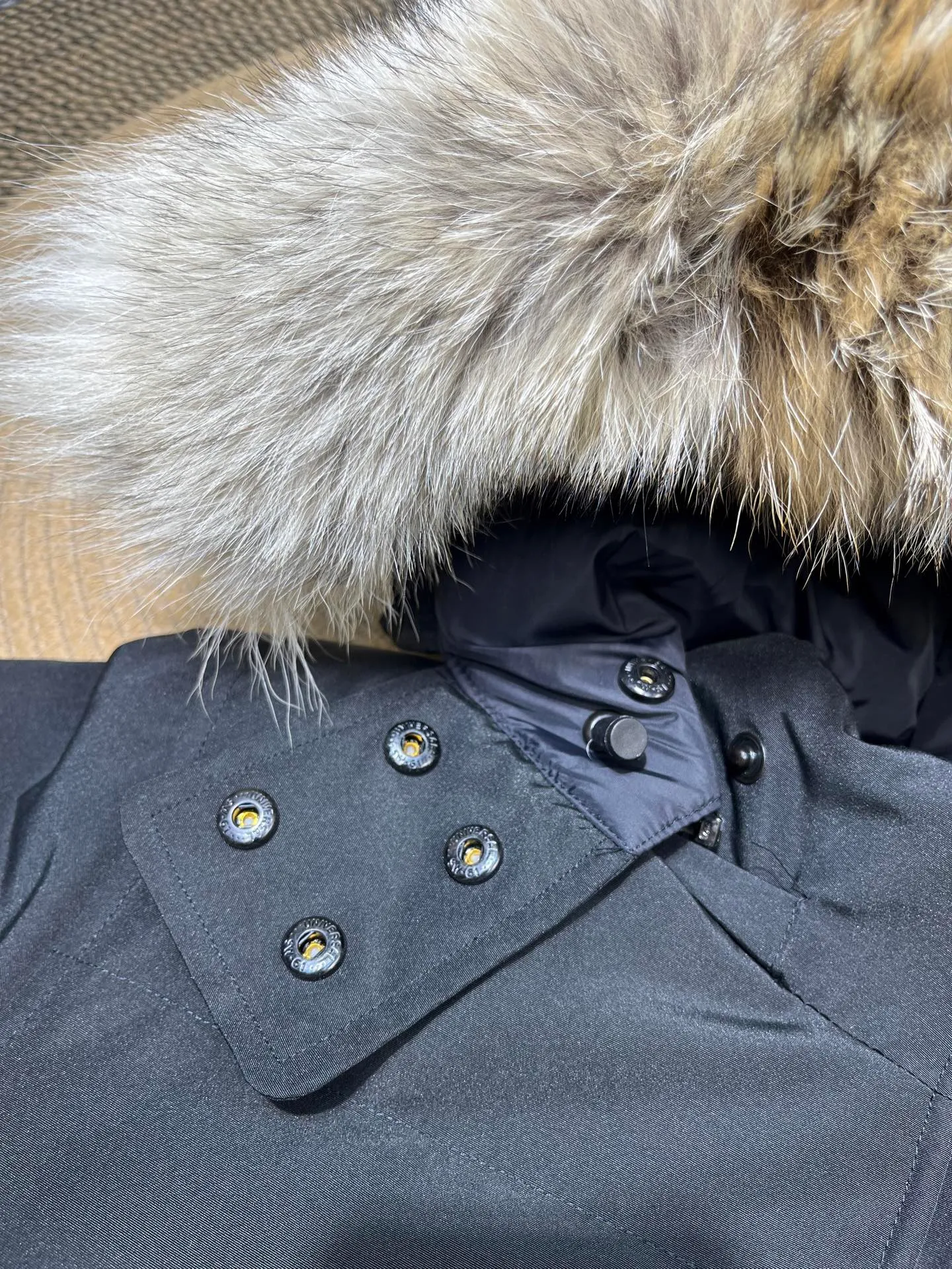 P860 Canada Goose Canada # Expedition04 Parker, a treasure of Canadian origin! Limited supply worldwide! Canada Goose Model 04 is a top-notch couple model, polar cold-proof outdoor series fur collar detachable hooded parka down jacket, the first Goose in 2024. I hope my partners like the top quality, and I hope everyone can evaluate it together! The most popular cool items of the Big Goose family in 2024 are online. The same popular product of Yi Yang Qianxi is said to be a joint limited edition Big Goose that cannot be bought in autumn and winter. If you dislike the sameness of the Big Goose in the past, then this model will definitely give you a different experience! This year's most powerful couple's collection for autumn and winter is online, a top-notch luxurious ready-to-wear style, paired with an outdoor warm down jacket with great style and charm! The most standard and classic items of the Daye family in the past two years are equipped with unique reflective stripes for embellishment, which further shows the high-end fashion performance effect. With the embellishment of hardware buckles, it has excellent performance effect. The upper body is clean, simple and elegant, even for urban leisure. It is suitable for various occasions. Designed with large pockets, this model has a large capacity and is equipped with reflective stripes, making it safer at night. It is suitable for various adventure activities. It is made of windproof and waterproof technical materials. The interior is filled with full white duck down, which is absolutely cold-proof and warm. It also has a stand-up collar design and fine fluff at the collar, with meticulous attention to detail! The charm of this model is also more spiritual, and the upper body has more temperament and specifications. It perfectly shows the ultra-high standard of fashionable performance of this model, integrating outdoor and life, and you can even create high-street wear! The most pinnacle limited-edition goose that we have presented so far, both in terms of design and detailed materials, it is completely outstanding. The grand and evergreen version design is matched with cool reflective elements. The overall appearance can be said to be quite high, and it has that kind of powerful outdoor performance! It combines high-end casual attributes with high-street style. It is high-grade, domineering, warm, and beautiful. The visibility of the upper body is quite strong, and the configuration of the owl element is highly brand-recognizable. It fully complements the overall brand performance and visual effects, and also has the high-end sense of fashion and fashionable performance. It is a must-buy product because it is the most awesome down brand on the planet and one of Canada's three national treasure brands. It is also a sentimental down luxury brand. In the field of polar cold-proof clothing, Goose has made an irreplaceable contribution... Size: xs s m l xl